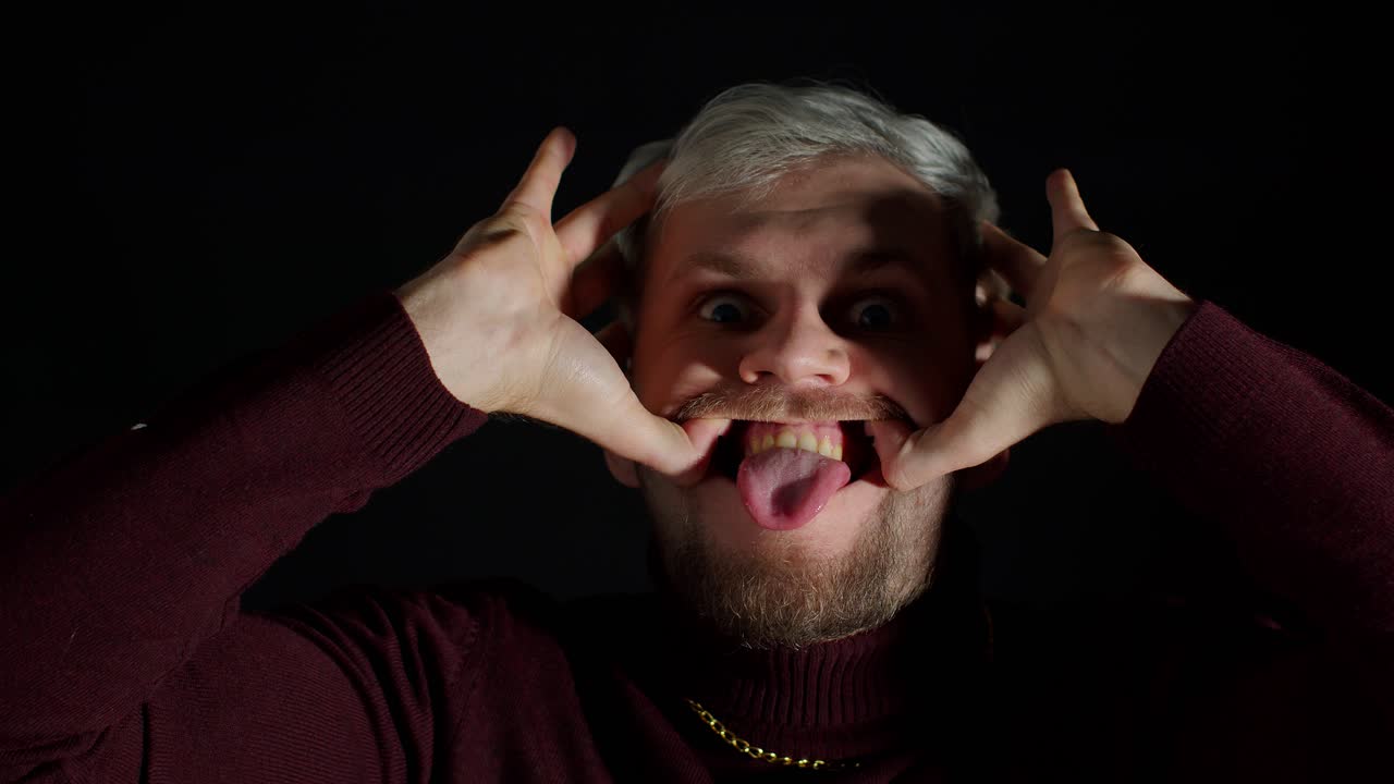 joven elegante mirando a la cámara, sintiendo felicidad, diversión y disfrute, mostrando el gesto de la sonrisa