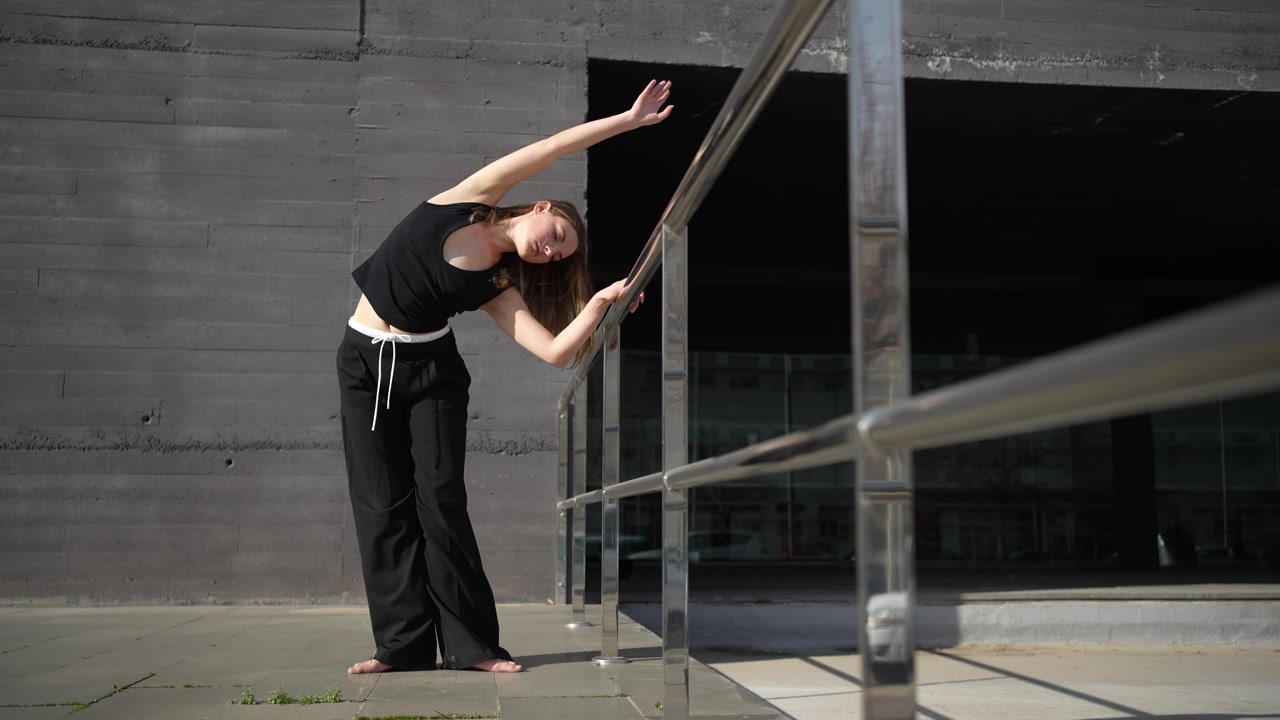 Espressione di danza dinamica presentata in un contesto urbano stimolante per una maggiore creatività