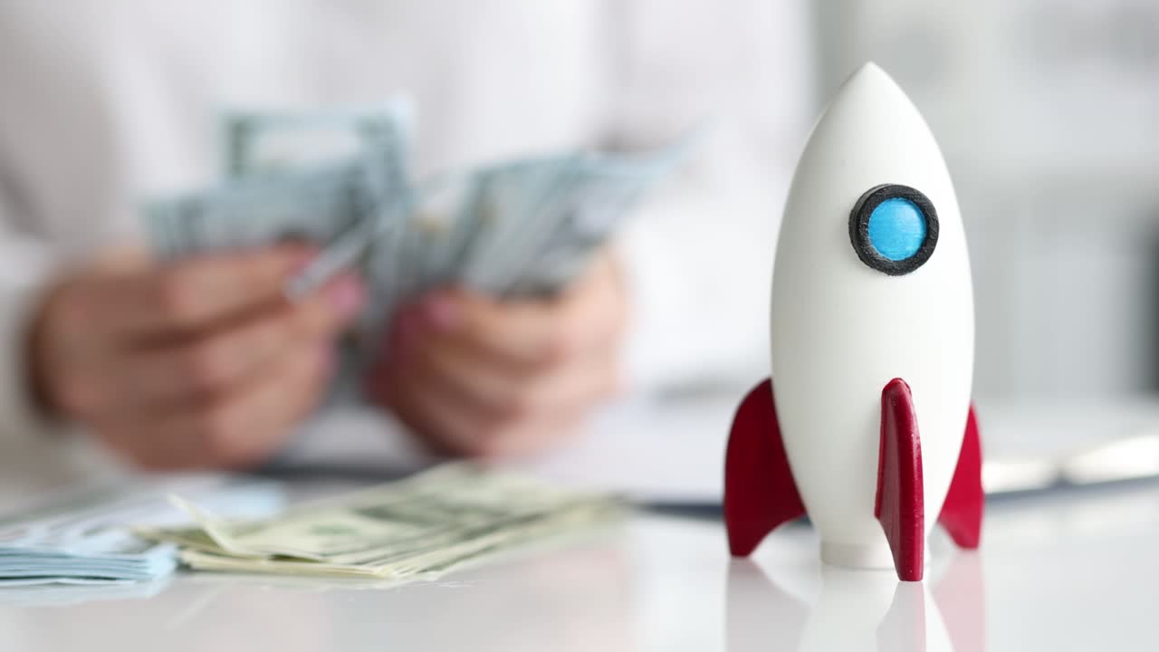 persona de negocios considera las finanzas de las inversiones rápidas