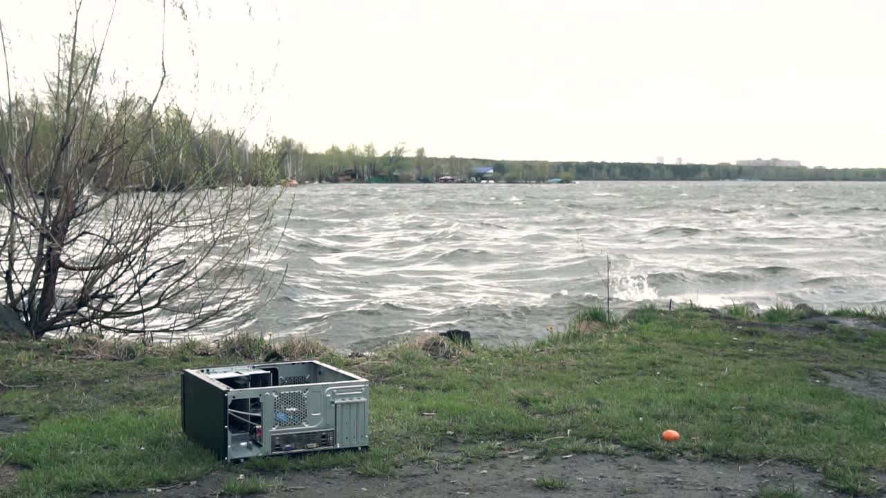 호수 에 버려진 컴퓨터