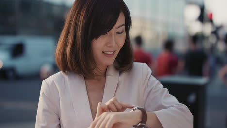 Retrato-En-Cámara-Lenta-De-Una-Feliz-Y-Hermosa-Mujer-Japonesa-Usando-Un-Reloj-Inteligente