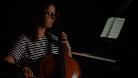 mujer tocando un violín