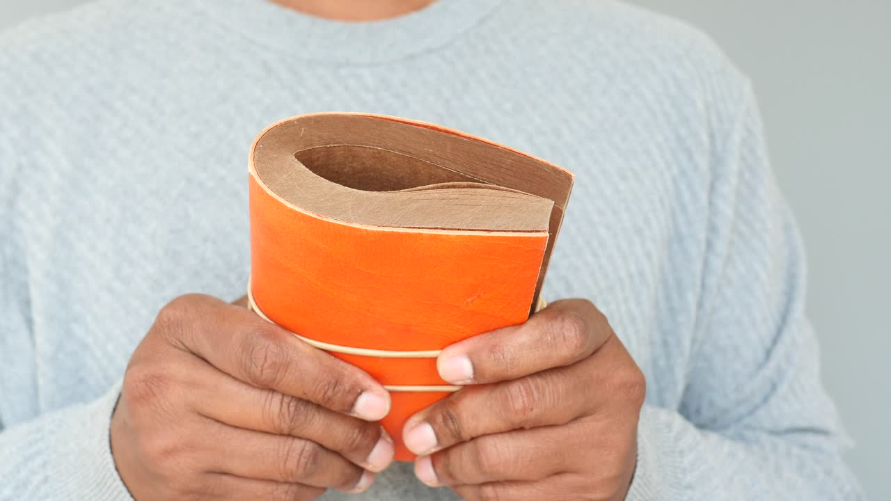 persona que tiene un libro abierto