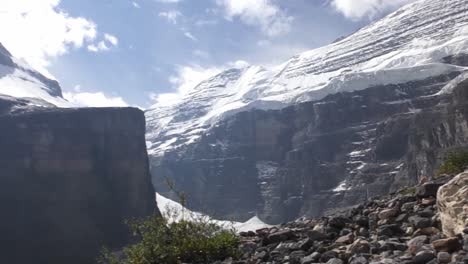 Parado-Entre-Glaciares-En-Canadá.