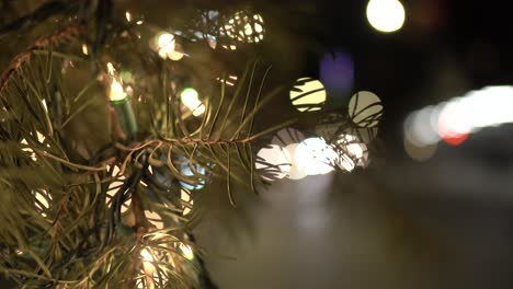 albero di natale con luminose luci della città