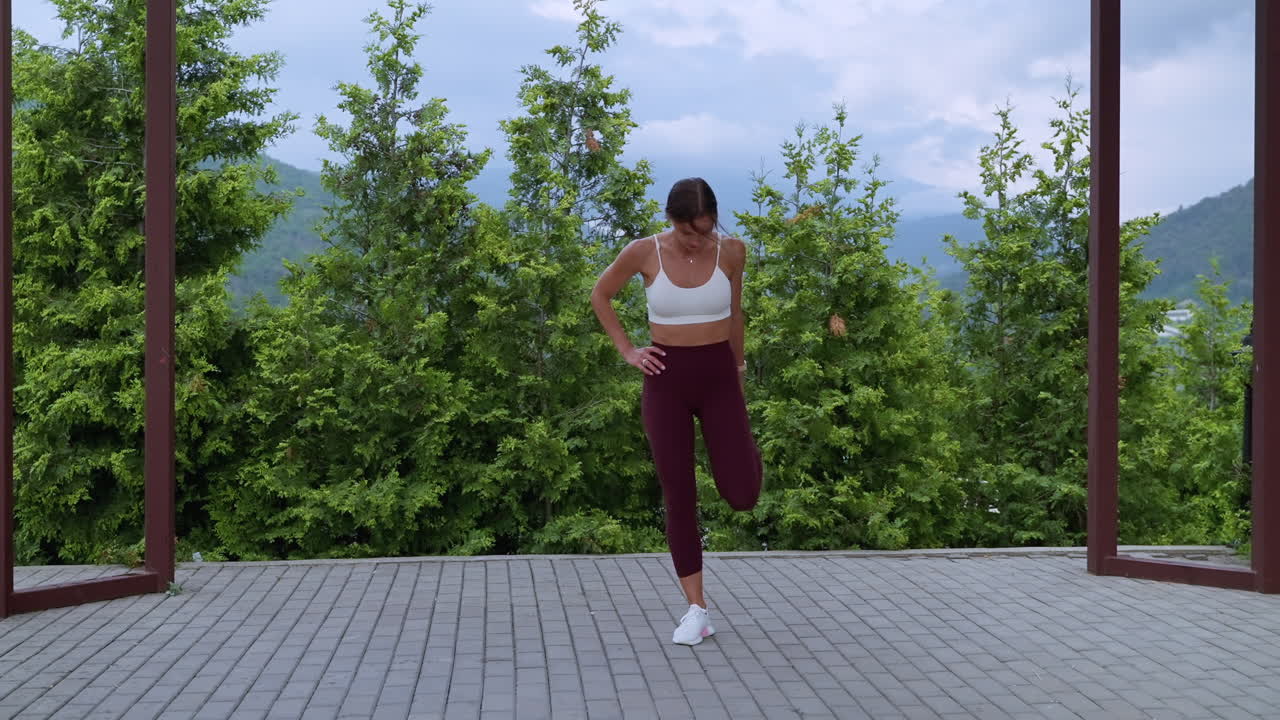 mujer estirándose al aire libre en un parque