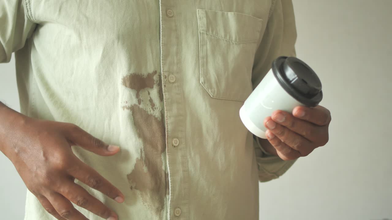 mancha de café en la camisa