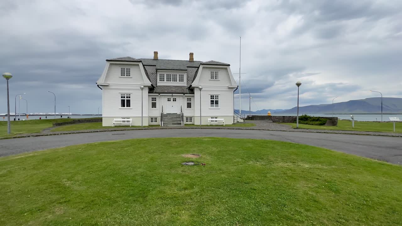 1986년 미하일 고르바초프와 로널드 레이건이 냉전을 끝내기 위해 만난 레이키아비크의 하우디 (hovdi) 집의 전면