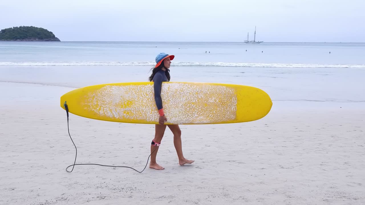 mujer surfeando en una playa