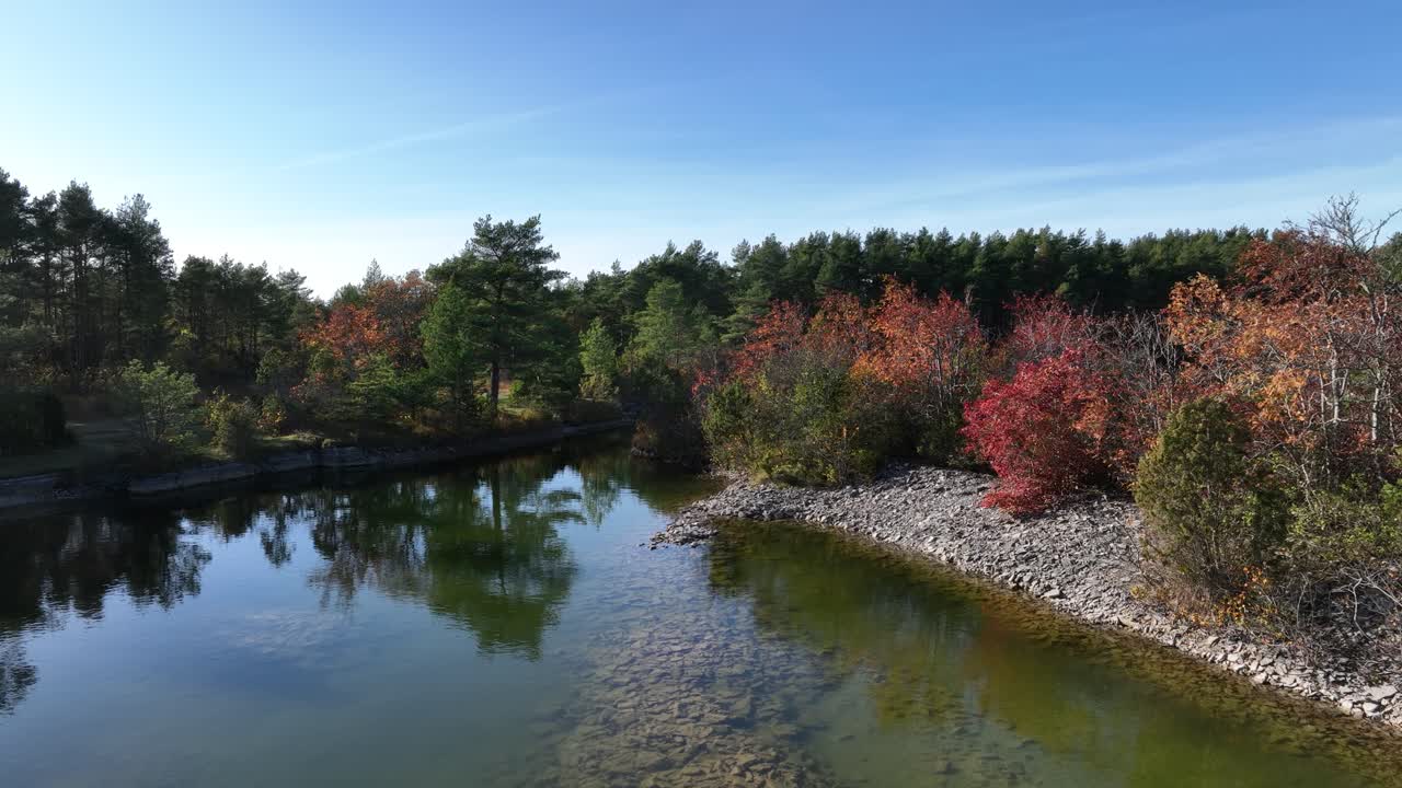 옛 석회암 채굴소였던 야가라후 호수 (jaagarahu lake) 에 있는 에스토니아의 사레마 (saaremaa) 에서 가을 색의 아름다운 자연.