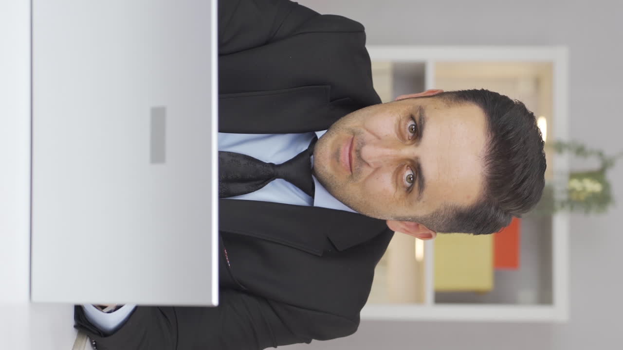 video vertical del retrato ambicioso y determinado del hombre trabajador de la oficina en casa.