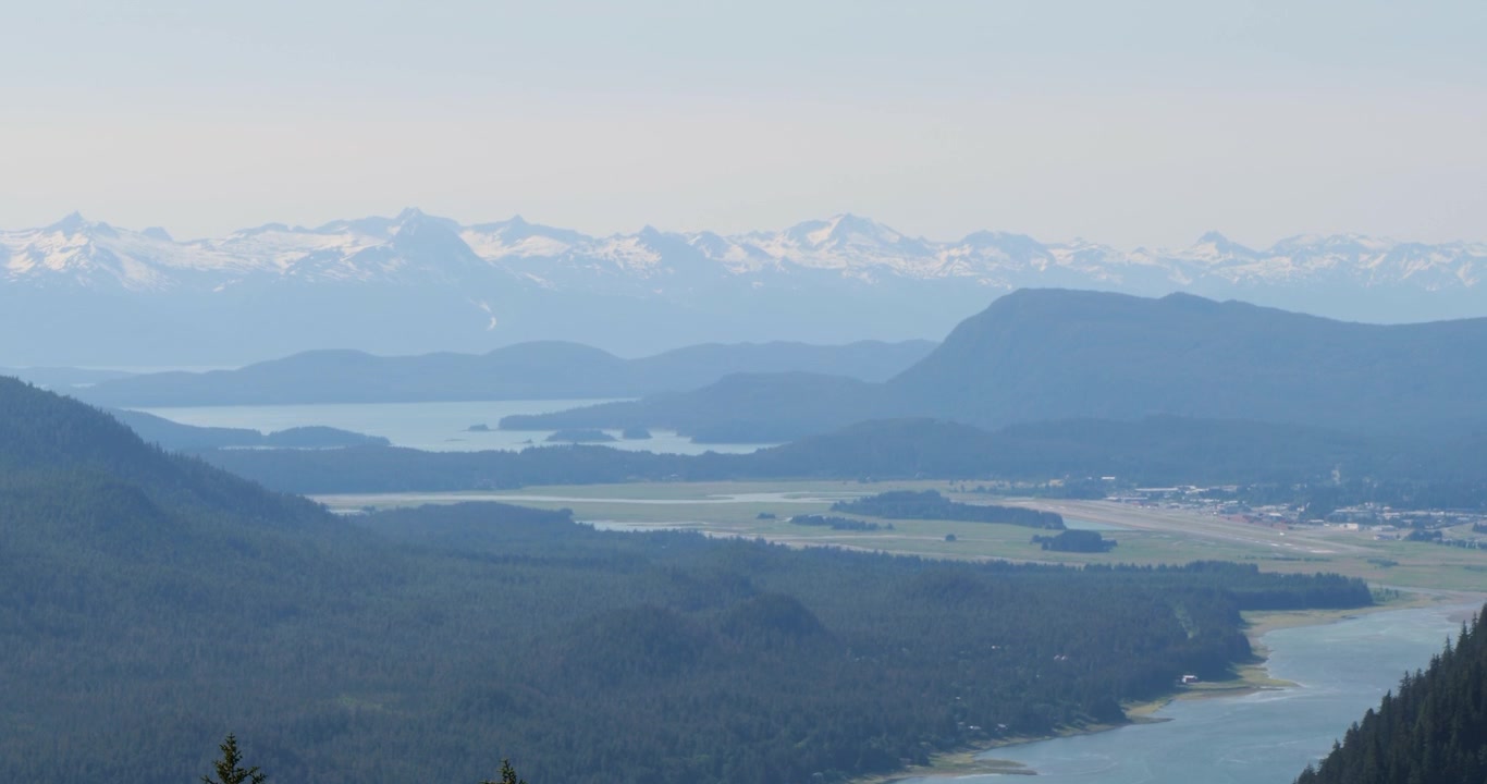 Vista dal Monte Roberts sul canale di Gastineau e sull'aeroporto di Juneau. La catena montuosa Chilkat sullo sfondo.