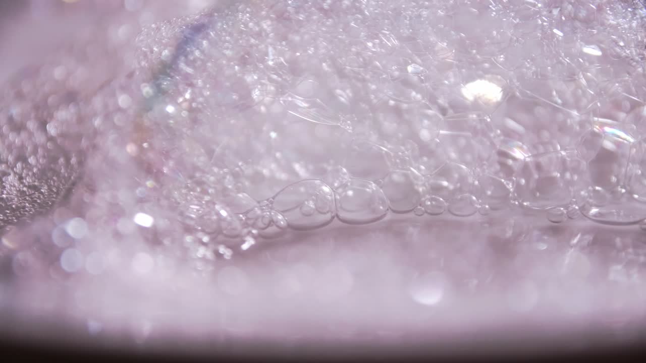 회전 슬로우 모션 및 파란색 복사 공간 배경이 있는 예술적 흐림 거품 및 점