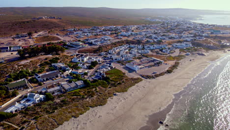 ángel aéreo alto sobre el pintoresco pueblo pesquero costero de paternoster, costa oeste