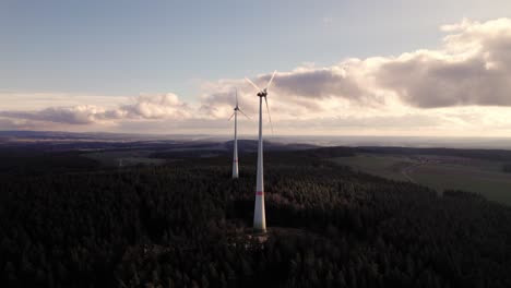 Windkraftanlage-Bei-Windigem-Sonnenuntergang