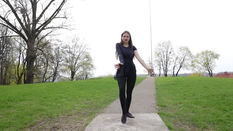 bailarina mostrando su técnica en un lugar sereno