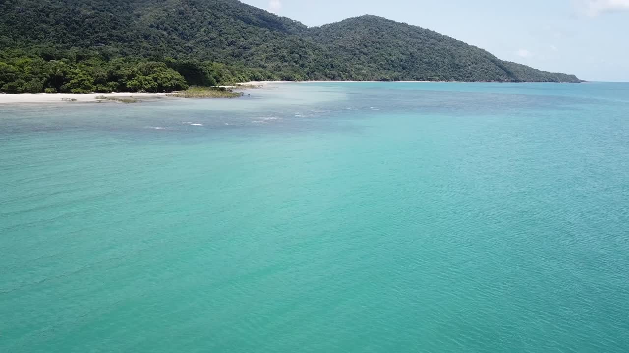 열대 푸른 바다 암초와 데인트리 열대우림 위의 드론 공중 슬로우 팬