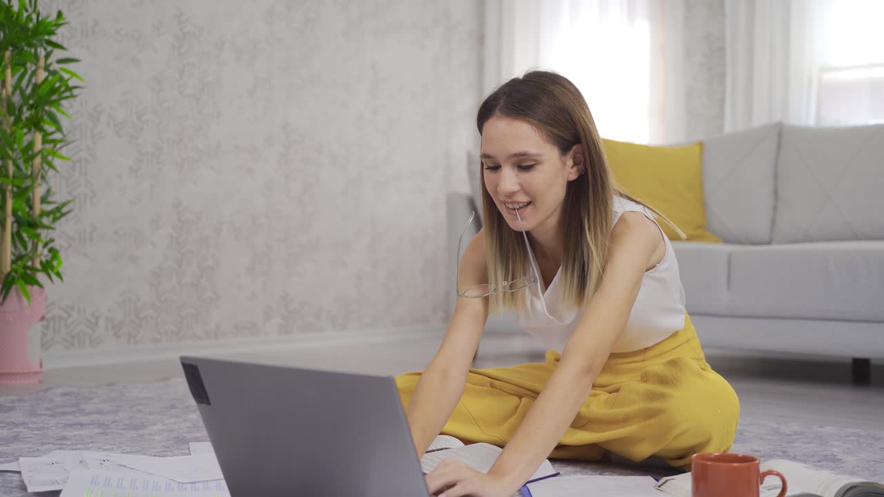 그 여자는 생각하면서 안경을 물고 있습니다.