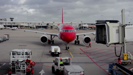 el avión se prepara para el despegue