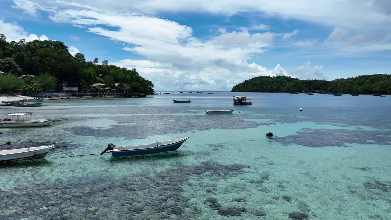 playa tropical de iboih con aguas claras y barcos amarrados, pulau weh, lugar de buceo