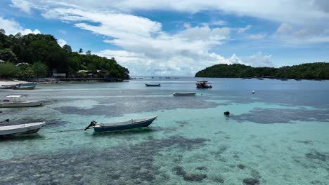 Playa-Tropical-De-Iboih-Con-Aguas-Cristalinas-Y-Barcos-Amarrados,-Pulau-Weh,-Zona-De-Buceo