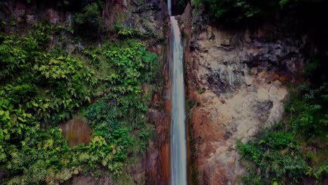 Imágenes-Aéreas-De-4k-De-Una-Enorme-Cascada-Salvaje-En-Un-Entorno-Verde-En-Sao-Miguel,-Islas-Azores