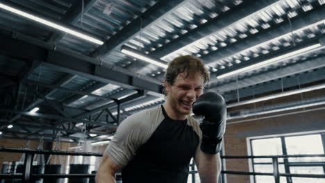 Luchador-Ansioso-Haciendo-Ejercicio-En-Caja-En-El-Gimnasio.-Deportista-Progresando-En-El-Ring