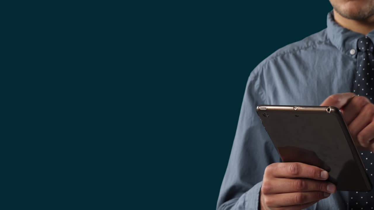 animación de la sección media de un hombre caucásico navegando en una tableta digital contra un fondo negro