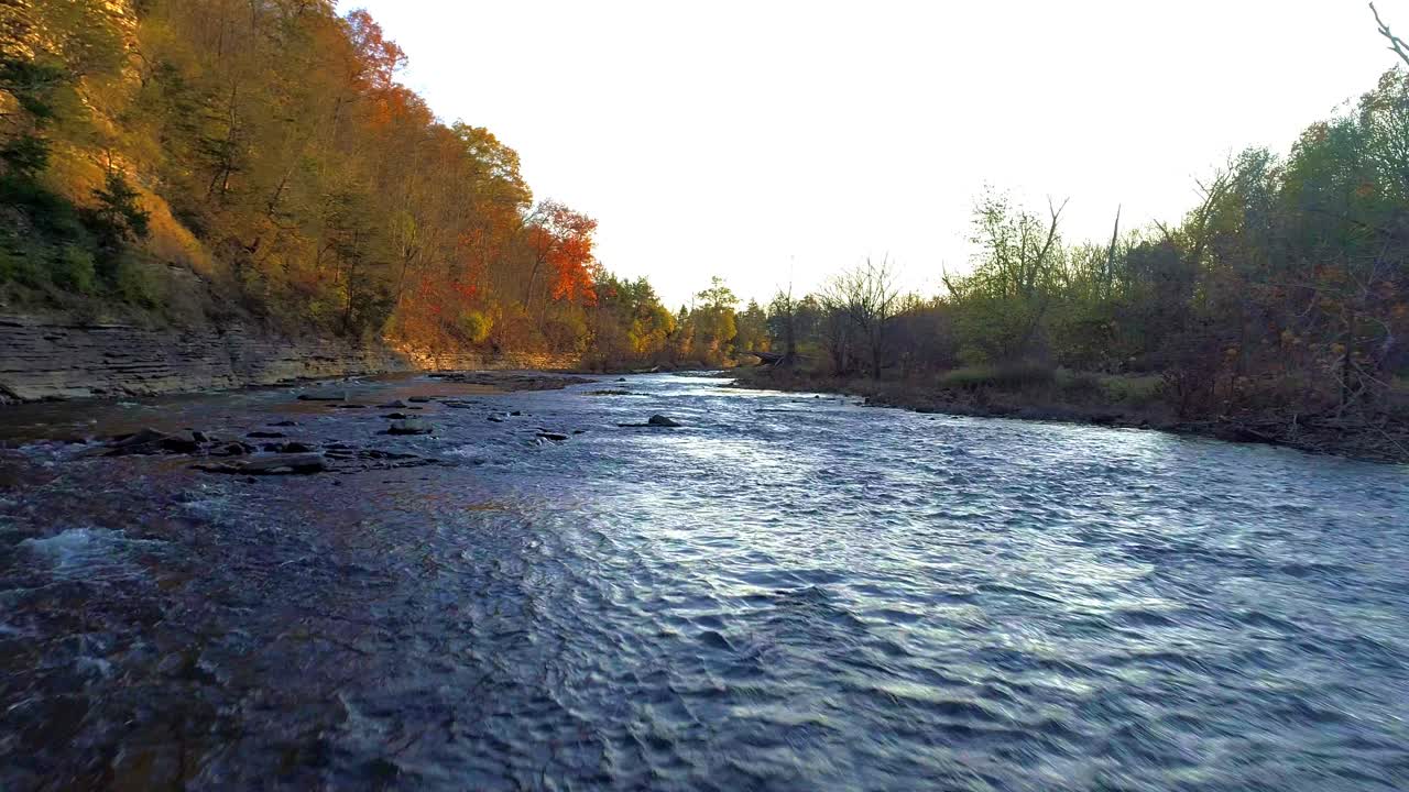 Ripresa aerea del torrente Elkhorn al tramonto in autunno, risalendo la corrente vicino all'acqua