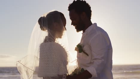 Una-Pareja-Afroamericana-Enamorada-De-Casarse,-Mirándose-En-La-Playa