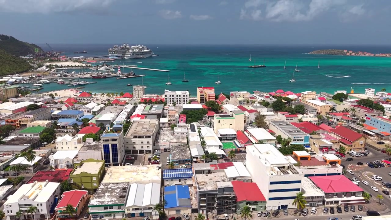 Philipsburg, Isola di Sint Maarten, Ripresa aerea mozzafiato del paesaggio urbano bagnato dal Mar Caraibico turchese
