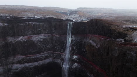 fotografía de avión no tripulado de la cascada de hengifoss en islandia durante las nevadas