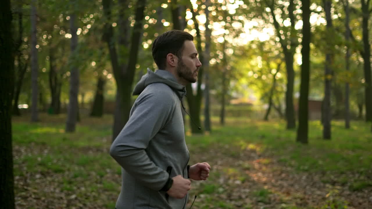 hombre corriendo en un parque