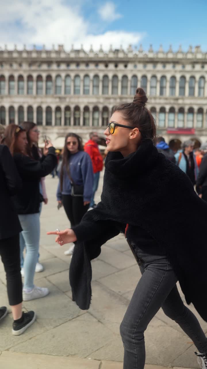 mujer corriendo por la plaza de venecia