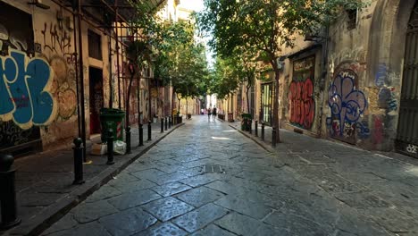 calle tranquila con grafitis vibrantes y paisajes urbanos