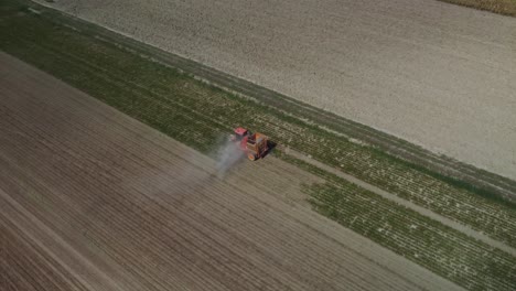 Toma-Aérea-De-La-Cosecha-De-Remolacha-Utilizando-Maquinaria-Agrícola