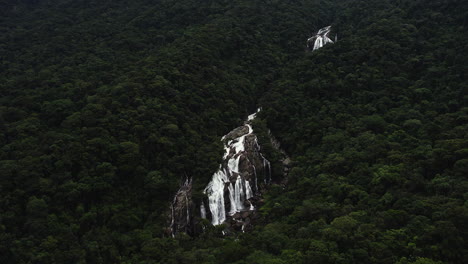 fotografía de un avión no tripulado con vistas a una cascada, en las selvas del nublado barro da sahy, brasil