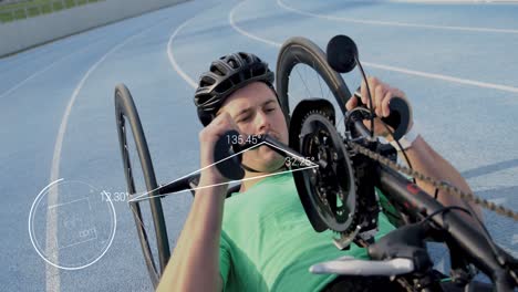 Animación-De-Medición-Del-Tiempo-Y-Un-Atleta-Caucásico-Corriendo-En-Una-Bicicleta-Reclinada