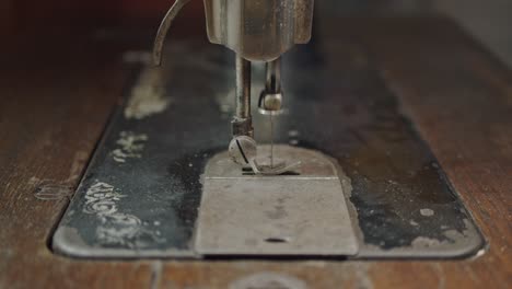 Máquina-De-Coser-Cantante-Vintage-Aguja-En-Movimiento-De-Cerca