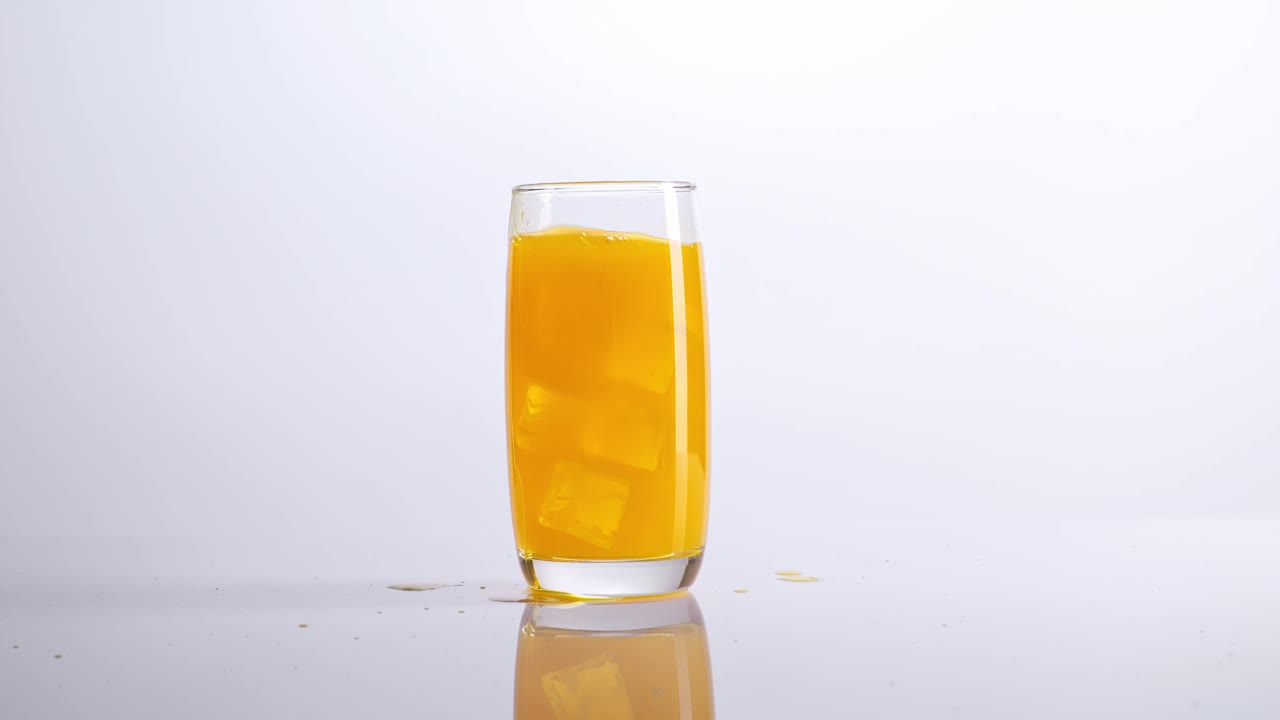 Succo d'arancia in un bicchiere con ghiaccio