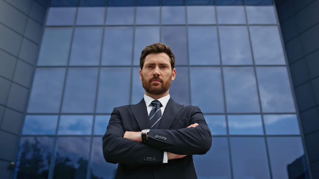 hombre de negocios confiado frente a un edificio moderno