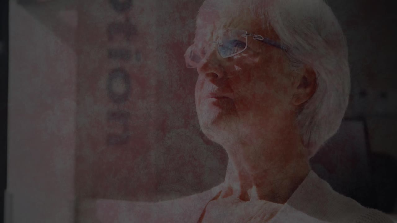 슬픈 고령 백인 여성 위에 움직이는 배경의 애니메이션