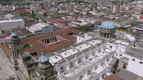 Rotating-aerial-footage-of-the-Metropolitan-Cathedral-of-Santiago-of-Guatemala-in-Guatemala-City,-Guatemala