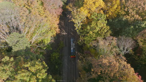 Aerial-footage-that-pans-down-through-the-trees-to-focus-on-the-Incline-train-car-going-up-Lookout-Mountain-in-Chattanooga,-TN