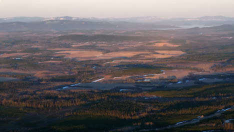 Panorama-Des-Ländlichen-Geländes-Mit-Waldpark-Und-Bergketten-Im-Hintergrund-Während-Eines-Nebligen-Morgens