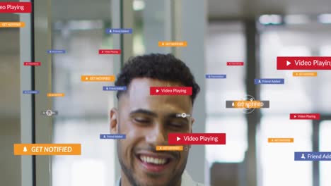 animación de iconos de las redes sociales y números sobre empresario biracial en el cargo.