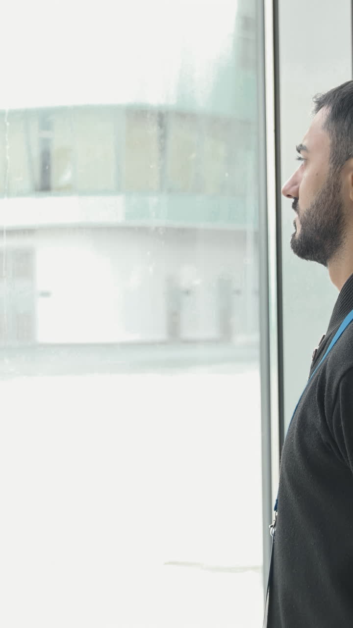 hombre mirando por una ventana