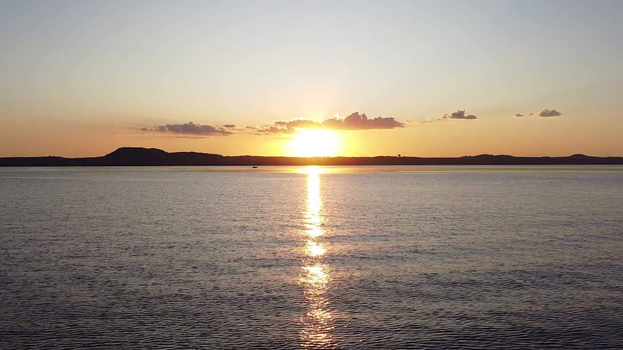 공중 촬영: 무인 항공기가 호수를 빠르게 통과합니다.