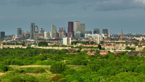 La-Vista-Del-Horizonte-De-La-Ciudad-De-La-Haya-Contra-El-Cielo,-Amplia-Vista-Aérea-Desde-El-Océano