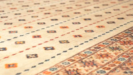 alfombra beige con diseño tradicional